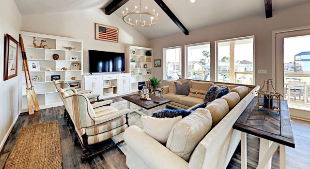 Canal-Front - 3 Br Home