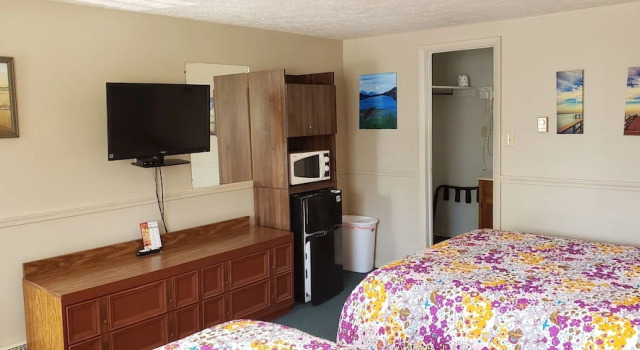 Четырёхместный номер Economy с балконом River Country Motor Lodge