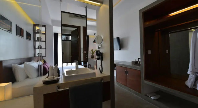 Двухместный люкс Deluxe с балконом Solitaire Damnak Villa Hotel