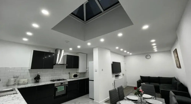 Spacious 4 Bed Home - Sleeps 7, Garden & Parking, Varaa Lomakoti Mökit kohteessa Merseyside, Mökki