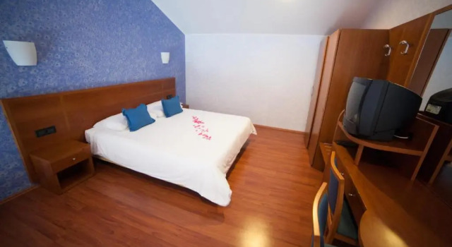 Hotel Zlatni Lav, Varaa Hotelli Hotellit Kvarner Islands uima-altaalla, Uima-allas