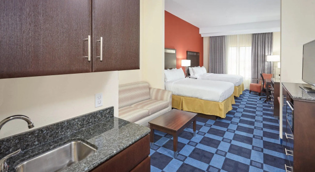 Четырёхместный номер Standard Holiday Inn Express Hotel & Suites Columbia Univ Area-Hwy 63 by IHG