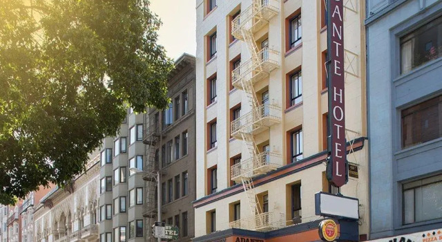 Кровать в общем номере Adante Hotel