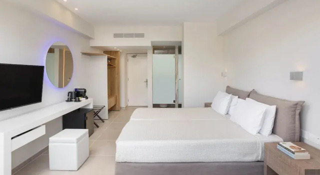 Двухместный номер Premium с видом на внутреннюю территорию Atlantica Sancta Napa Resort