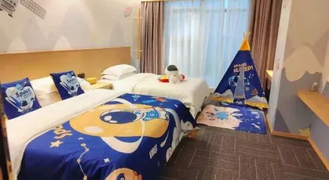 Кровать в общем номере Yueyang Xin Ge Li Hotel