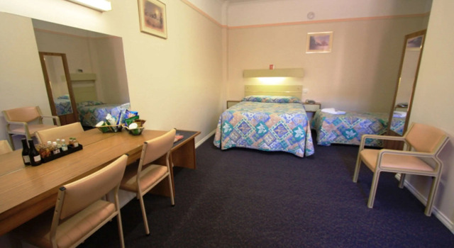 Трёхместный номер Standard Comfort Inn Crystal Broken Hill