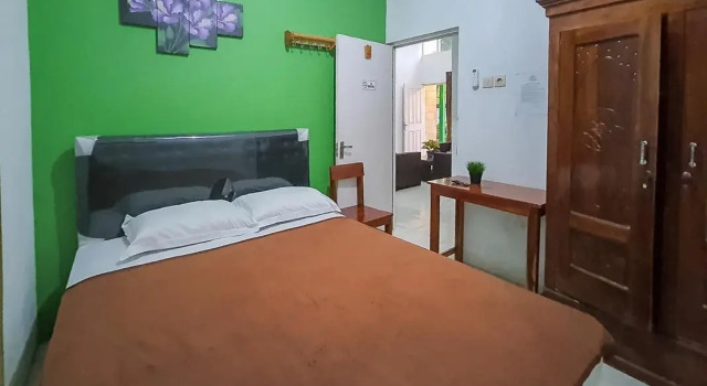 Syafa Homestay Syariah Mitra RedDoorz, Book Bed and Breakfast Hotels in Tuban with Parking, Parking
