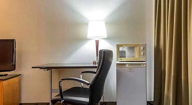 Люкс Comfort Inn Pembroke