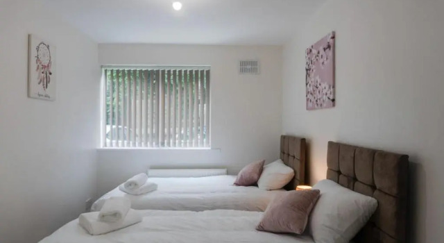 Gorgeous ground floor apartment + free parking