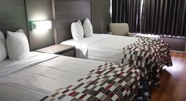 Четырёхместный номер Deluxe Red Roof Inn Fort Worth West