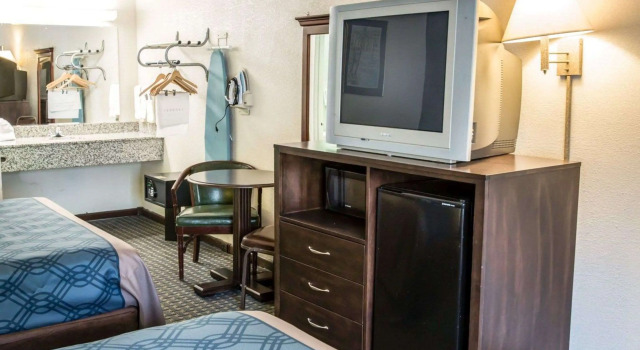 Четырёхместный номер Standard Rodeway Inn & Suites Wilmington North