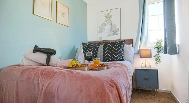 Petworth House - Central Milton Keynes - Smart TVs, Pool Table, Garden and Free Parking by Yoko Property, Забронировать Отель Отели Бакингемшир с парковкой, Парковка