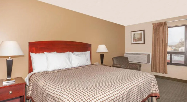Номер Standard Days Inn by Wyndham Utica