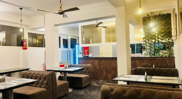 Capital O 70193 Hotel Royal Grand Inn, Rezerwuj Hotel Hotele w Telangana z parkingiem, Parking
