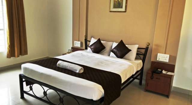 OYO 1065 Hotel HMR Royal Inn