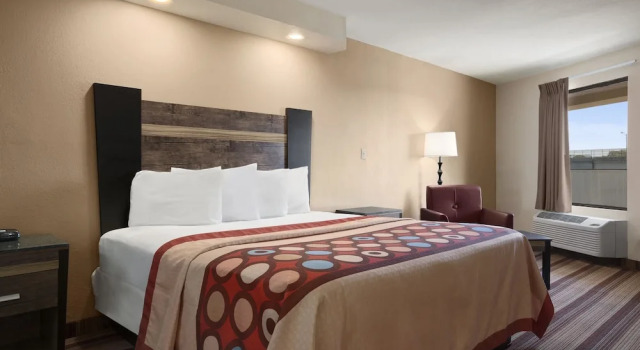 Двухместный номер Business с балконом Super 8 by Wyndham Rahway/Newark