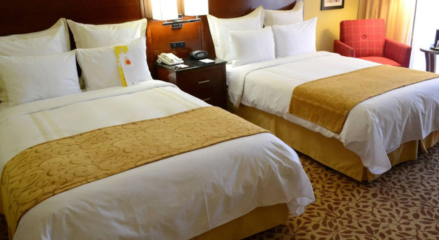 Standardowy czteroosobowy pokój piwnica z widokiem na basen El Paso Marriott