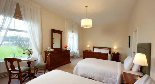 Семейный номер Standard с видом на сад Walter Raleigh Hotel
