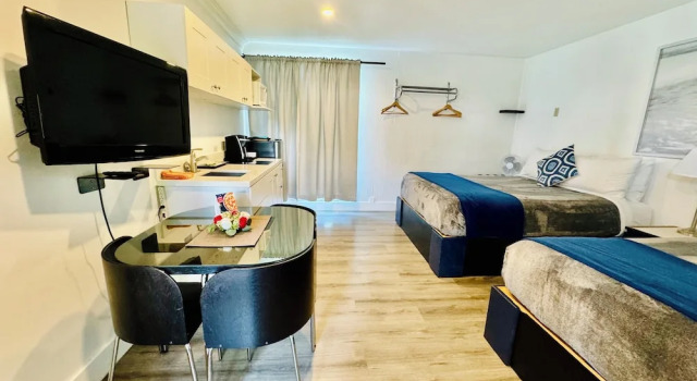 Четырёхместный номер Standard с видом на бассейн Riverside Resort & RV Park