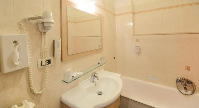 Трёхместный номер Standard Hi Hotels Sirmione - Lakeview Pool