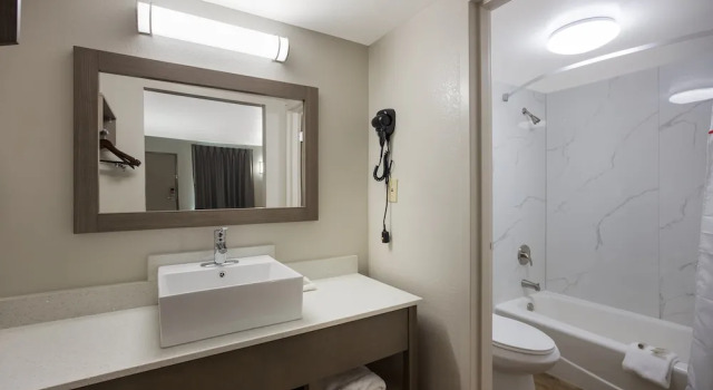 Четырёхместный номер Deluxe Red Roof Inn & Suites Thomasville