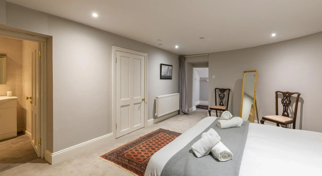 Georgian 3 Bed 3 Bath Central Apartment & Parking