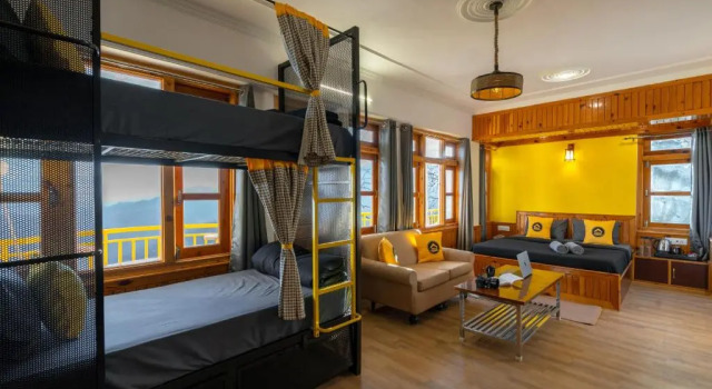 Четырёхместный номер Deluxe с балконом и с видом на горы The Hosteller Narkanda