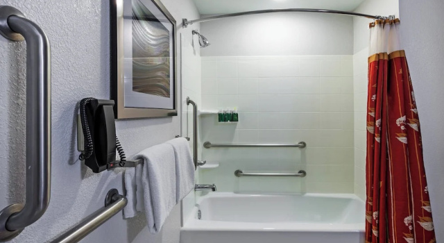 Двухместный люкс Courtyard by Marriott Tulsa Woodland Hills
