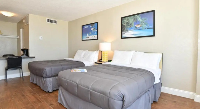 Четырёхместный номер Standard с балконом и с видом на океан Cove Motel Oceanfront