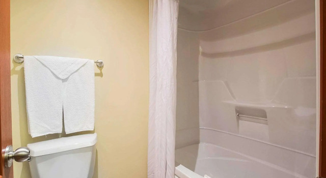 Четырёхместный номер Standard Econo Lodge Inn & Suites