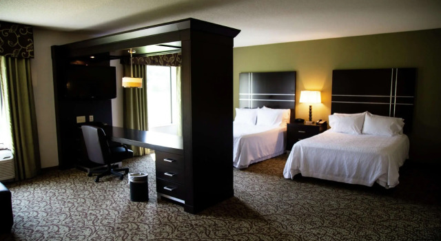 Четырёхместная студия Hampton Inn & Suites Sharon
