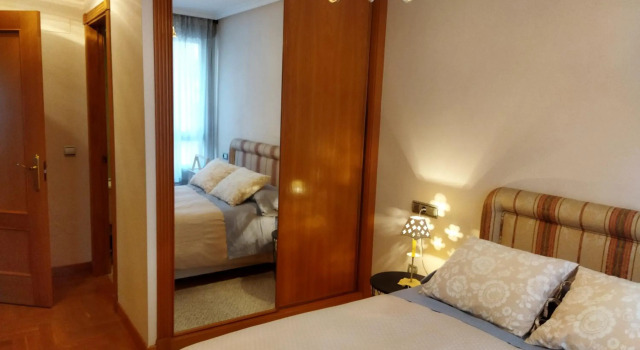 Céntrico apartamento en Oviedo con parking y wifi, Забронировать Апартаменты/квартира Овьедо Астурия, рядом с Статуя Вуди Аллена