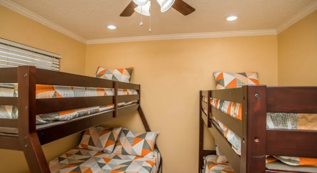 Palm Tree Paradise Luxurious 4 Bd Sleeps 16!