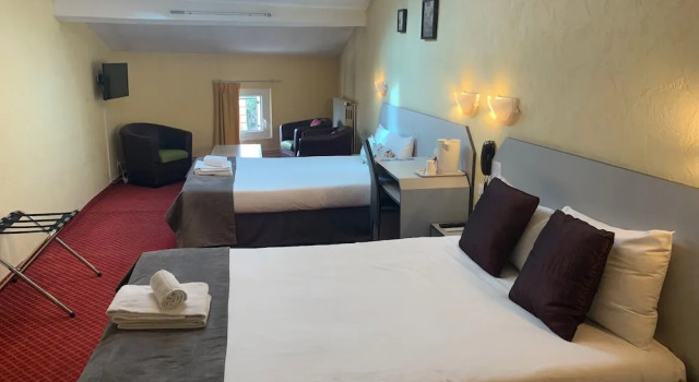 Четырёхместный номер Standard Brit Hotel Bleu Nuit