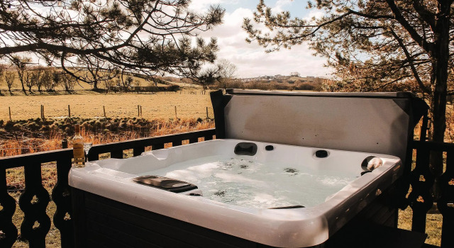Keer Side Lodge, Luxury lodge with private hot tub at Pine Lake Resort