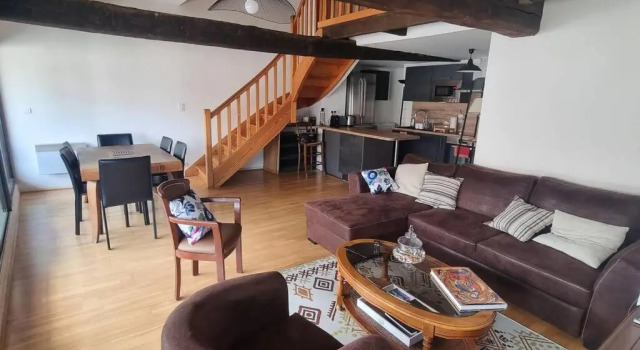 Appartement exceptionnel 4 étoiles hyper centre Albi 65 m2 au 4ème étage sans ascenseur avec une tour du 12ème siècle