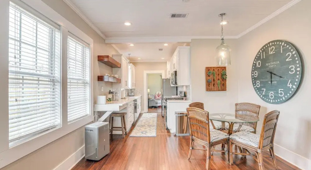 Коттедж 4 Mi to Moody Gardens: Sleek Home w/ Deck & Yard!