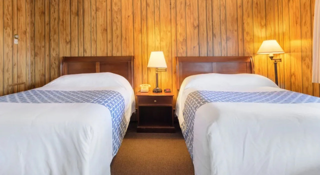 Четырёхместный номер Deluxe Knob Hill Motor Lodge