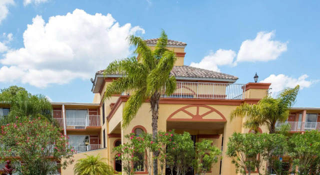 Четырёхместный номер Standard Howard Johnson by Wyndham Tropical Palms Kissimmee