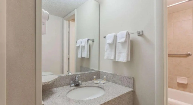 Четырёхместный номер Standard Days Inn & Suites by Wyndham Warren