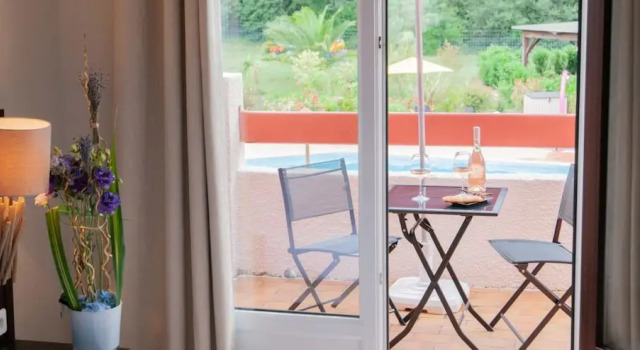 Номер Comfort Les Pins Blancs en Provence