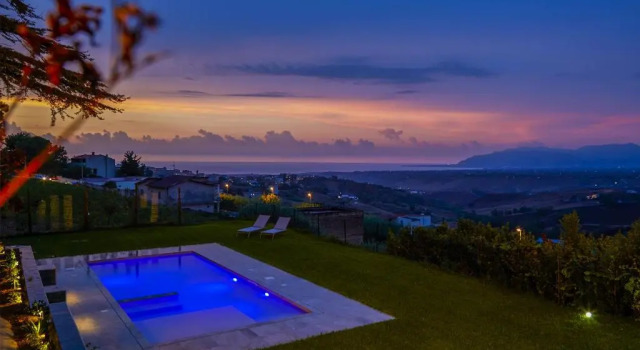 Вилла Villa Tommaso Maruggi, Sicilia, con Jacuzzi e piscina privata