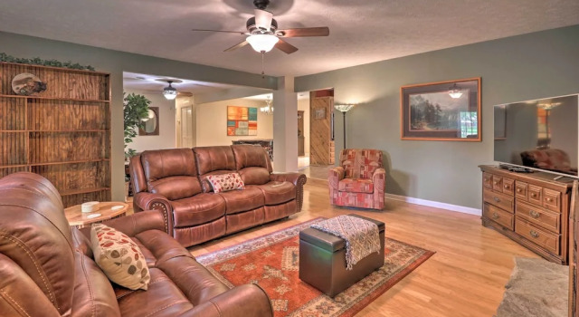 Коттедж Hendersonville Home w/ Fire Pit: 5 Mi to Downtown!