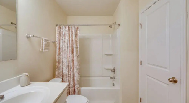 Апартаменты Sunlit Milford Townhome < 2 Mi to Riverwalk!