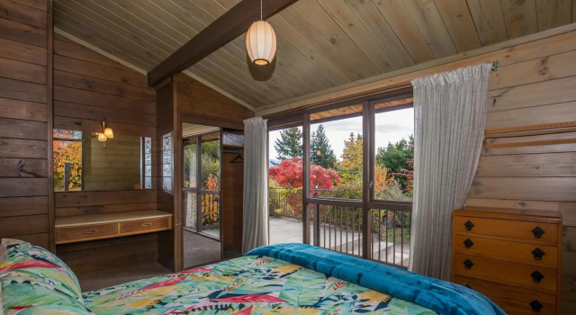 Lakeside Escape - Wanaka Holiday Bach
