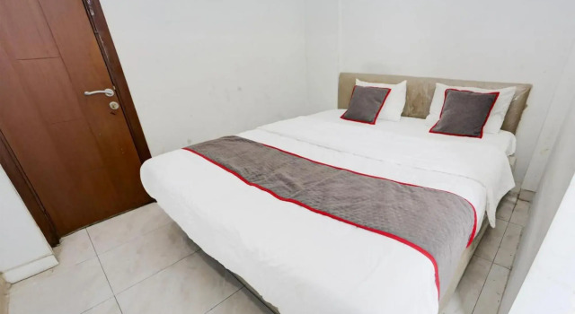 Номер Deluxe RedDoorz near Mandaya Royal Hospital Puri