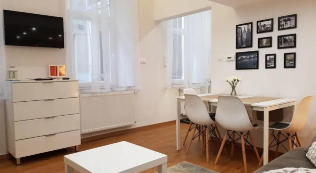Апартаменты Renaissance Studio Apartment