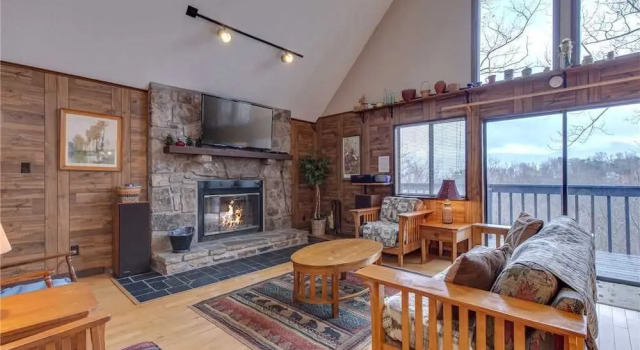 Honey Bee Cottage, 3 Bedroom, Pool Access, Grill, Fireplace, WiFi, Sleeps 8