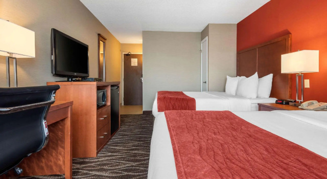 Четырёхместный номер Standard Spark by Hilton Oshawa