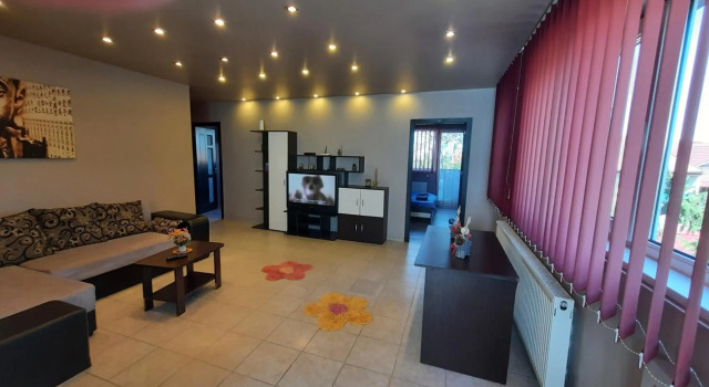 Spacious, modern condo in new villa - sleeps 6, Prenota Villa Ville a Bucarest, Villa